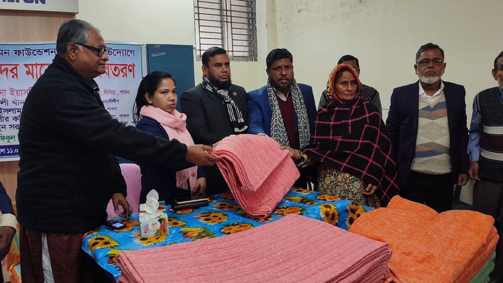 সাঁথিয়া দরিদ্রদের মাঝে কম্বল বিতরণ