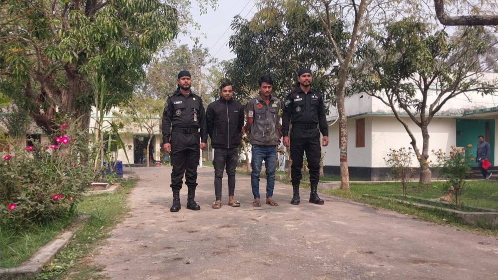 ঘরে তালাবদ্ধ করে আগুনে পুড়িয়ে হত্যা চেষ্টা, গ্রেপ্তার ২