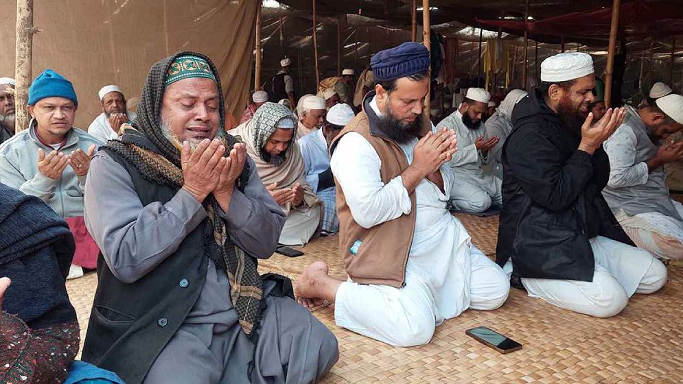 আখেরি মোনাজাতে অংশ নিতে দলে দলে এসেছেন মুসল্লিরা