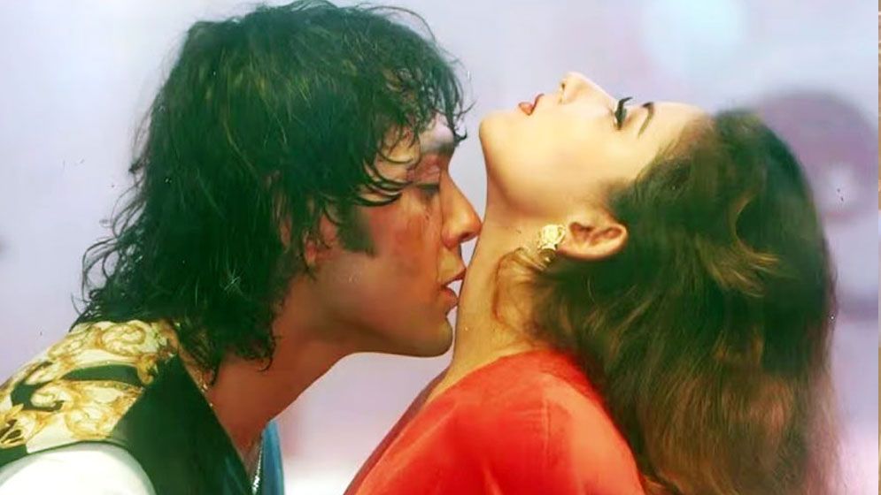 ঘনিষ্ঠ হতে গিয়ে মনীষার মুখ থেকে দুর্গন্ধ পান ববি!