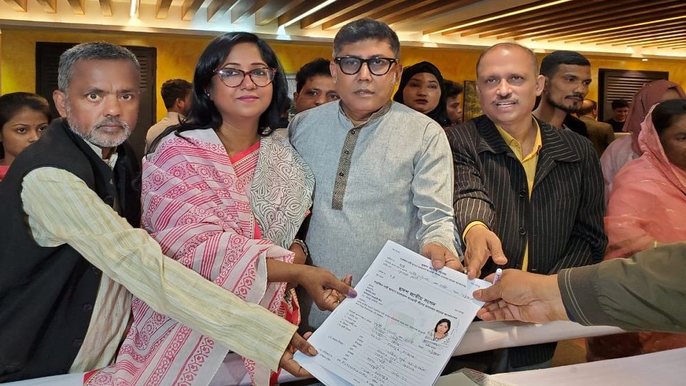 সংরক্ষিত আসনে মনোনয়ন জমা দিলেন রোকেয়া প্রাচী