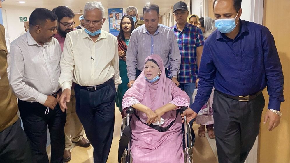 হাসপাতাল থেকে বাসায় ফিরেছেন খালেদা জিয়া