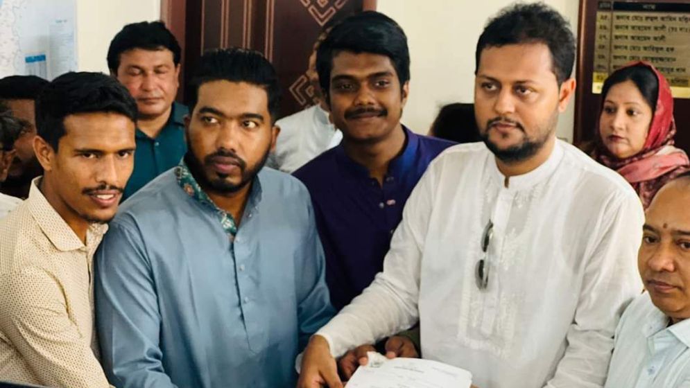 হলফনামায় তথ্য গোপন ও পরোয়ানা নিয়ে নির্বাচনী প্রচারণার অভিযোগ