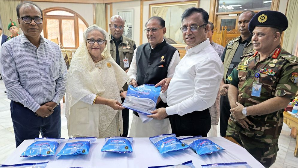 প্রধানমন্ত্রীর কাছে ‘রেডি টু কুক ফিশ’ মেশিন তুলে দিলেন মৎস্যমন্ত্রী