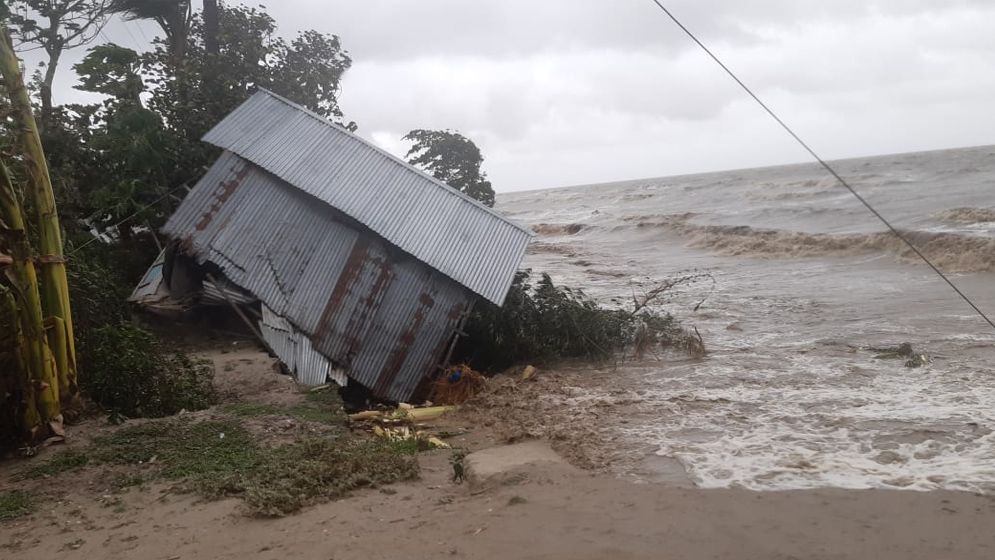 ভোলায় পানি বন্দি লক্ষাধিক মানুষ, মৃত্যু ৩