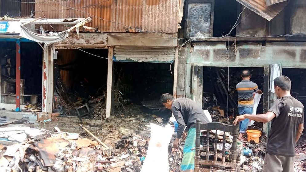 গাইবান্ধায় আগুনে পুড়ে ১০ দোকান ছাই