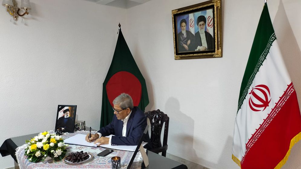 রাইসির শোক বইয়ে ফখরুলের স্বাক্ষর 