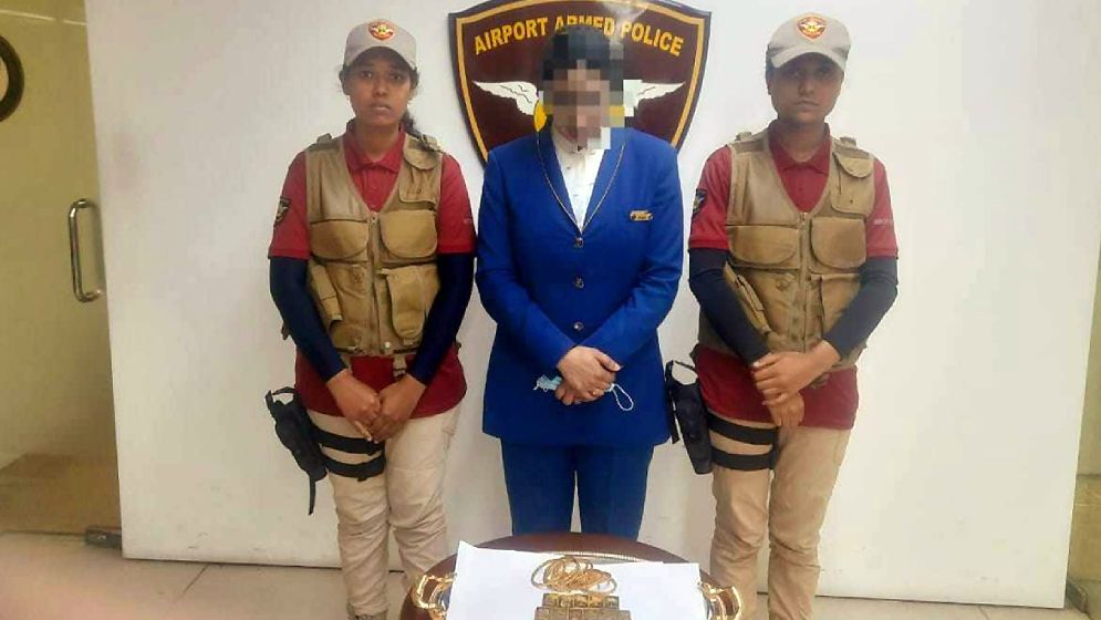 দুই কেজি স্বর্ণসহ যেভাবে আটক হলেন কেবিন ক্রু