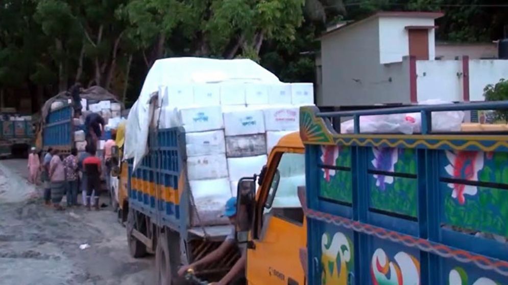 যেভাবে ধরা পড়লো রাসায়নিক মিশ্রিত আম ও জেলি দেয়া চিংড়ি