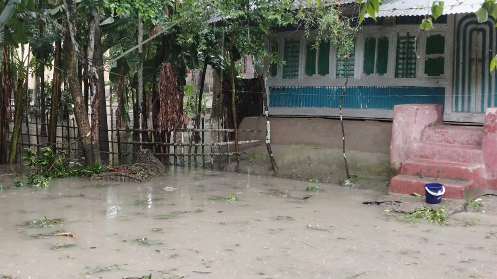 ঝালকাঠিতে আশ্রয়কেন্দ্রে ঠাঁই নদী তীরের বাসিন্দাদের