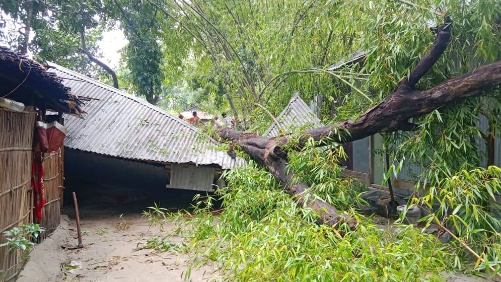 রৌমারীতে ঝড়ে দুই শতাধিক বসতবাড়ির ব্যাপক ক্ষতি