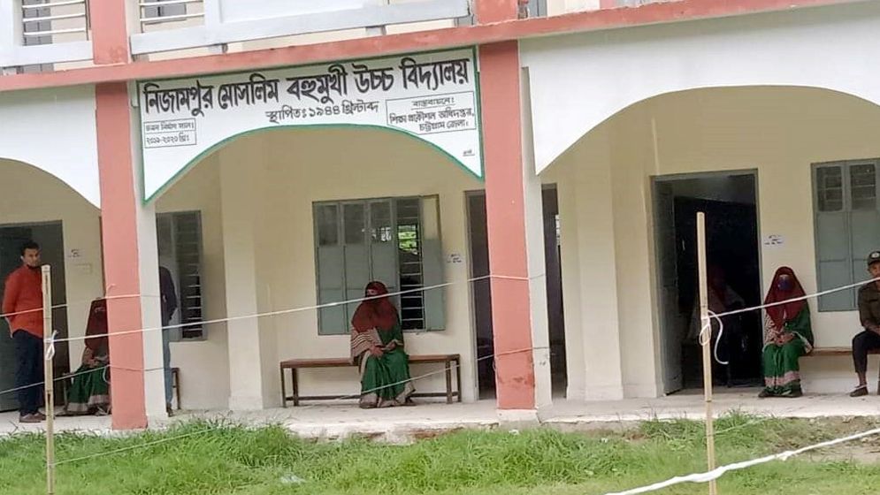 অধিকাংশ কেন্দ্র ভোটার শূণ্য, জাল ভোট দিতে গিয়ে ৩ জন আটক