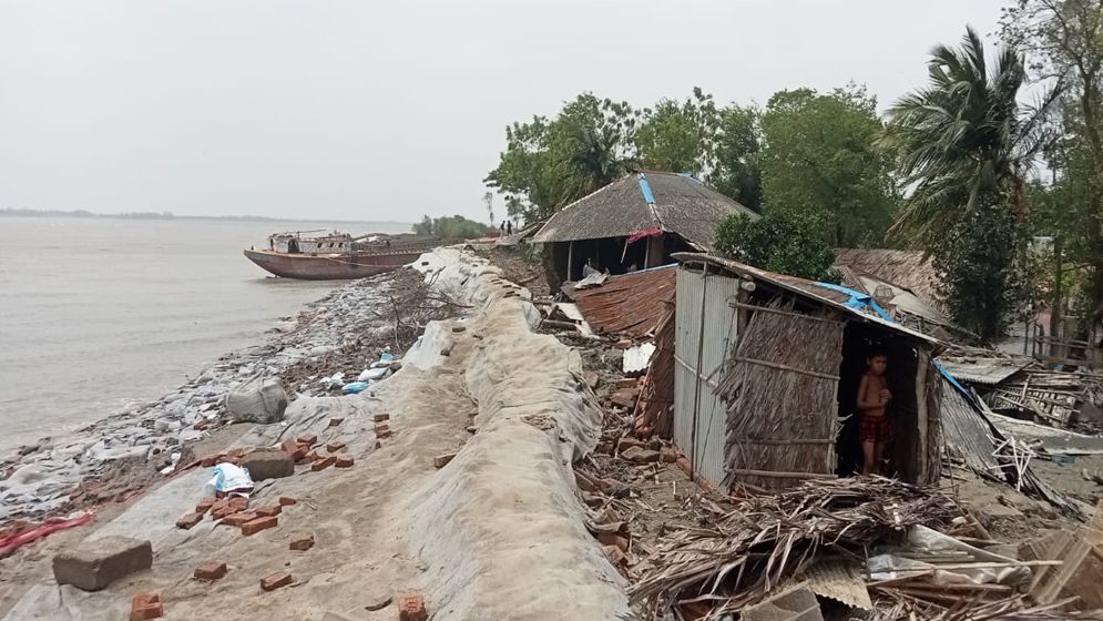 পাইকগাছায় ৩শ পরিবার পানিবন্দি, ঝুঁকিতে বেড়িবাঁধ