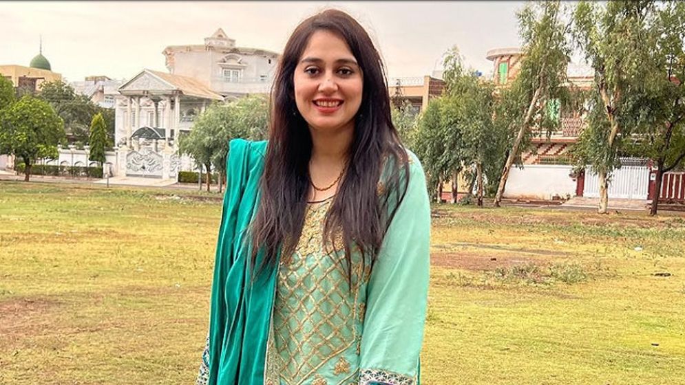 দ্বিতীয় বিয়ের পরও প্রথম স্বামীর নাম ব্যবহার করেন এই অভিনেত্রী