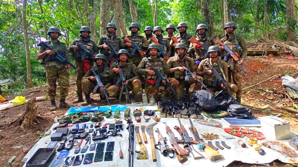 রুমায় গোলাগুলিতে ১ কেএনএ সন্ত্রাসী নিহত, অস্ত্রশস্ত্র গুলি বিস্ফোরক উদ্ধার