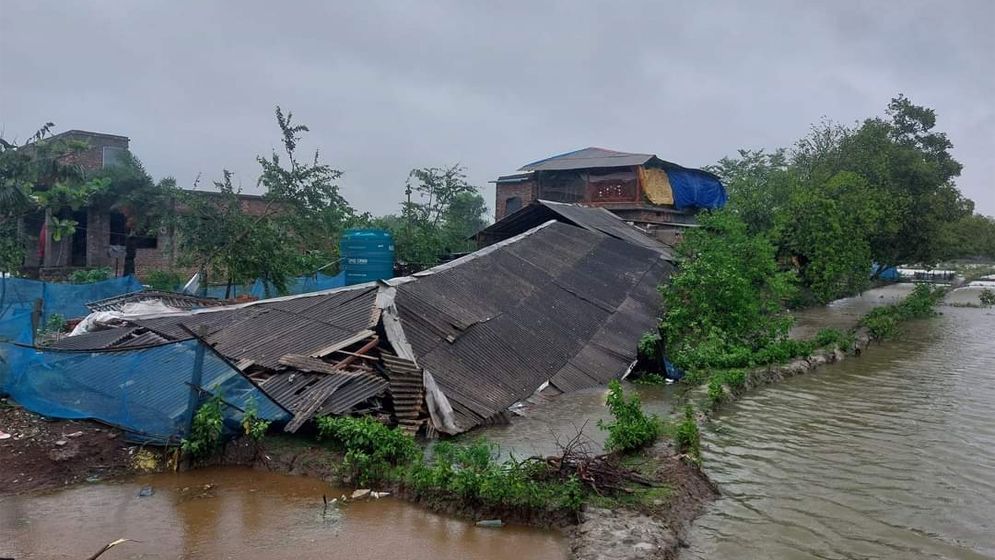 রেমাল: সাতক্ষীরা উপকুলীয় এলাকায় ঝুঁকিপূর্ণ বেড়িবাঁধ ভাঙ্গন রোধে স্থানীয় জনগণ