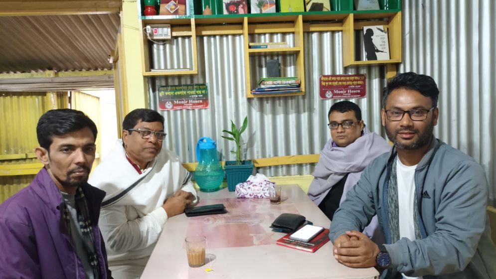 সখীপুরে চা দোকানে মিনি পাঠাগার