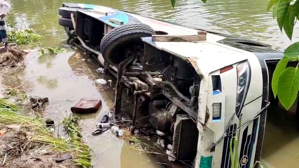 নিয়ন্ত্রণ হারিয়ে ৩৭ যাত্রী নিয়ে পুকুরে পড়ল বাস