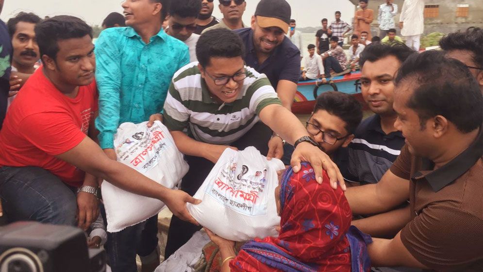 ঘূর্ণিঝড় রেমালে আক্রান্ত ১ হাজারের বেশি পরিবারকে ছাত্রলীগের ত্রাণ বিতরণ