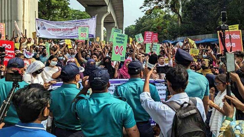 পুলিশের ব্যারিকেড ভেঙে শাহবাগ অবরোধ চাকরিপ্রত্যাশীদের