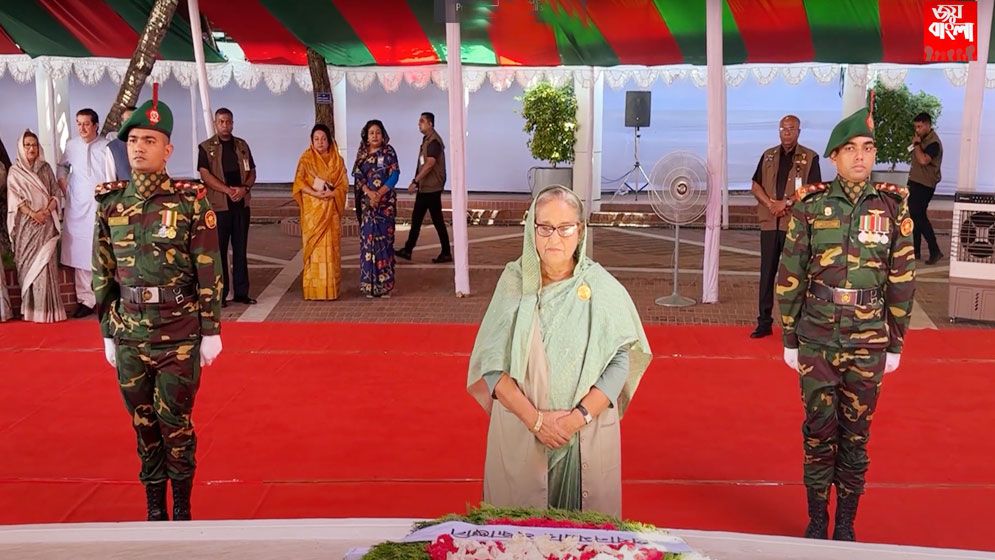 টুঙ্গিপাড়ায় বঙ্গবন্ধুর সমাধিতে প্রধানমন্ত্রীর শ্রদ্ধা