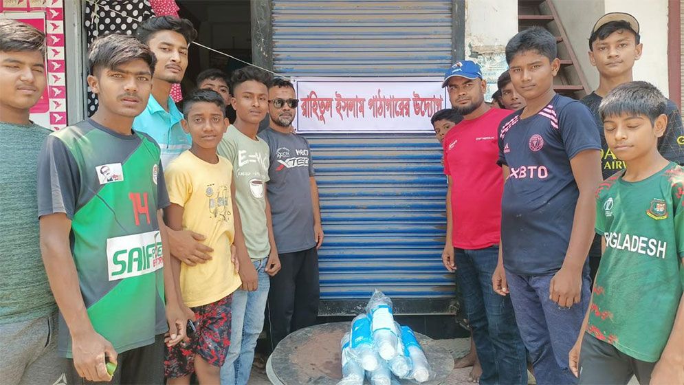গরমে শরবত, ঠাণ্ডা পানি বিতরণ করছে রাহিতুল ইসলাম পাঠাগারের সদস্যরা