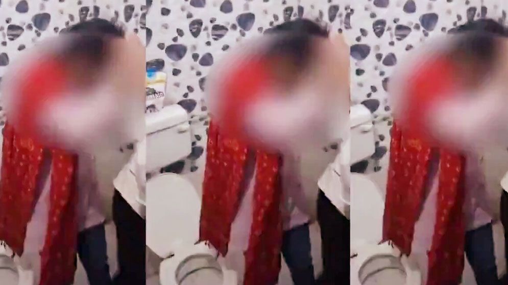 ২ পুরুষের সঙ্গে বাথরুমে স্ত্রীকে হাতেনাতে ধরলেন স্বামী, অতঃপর...