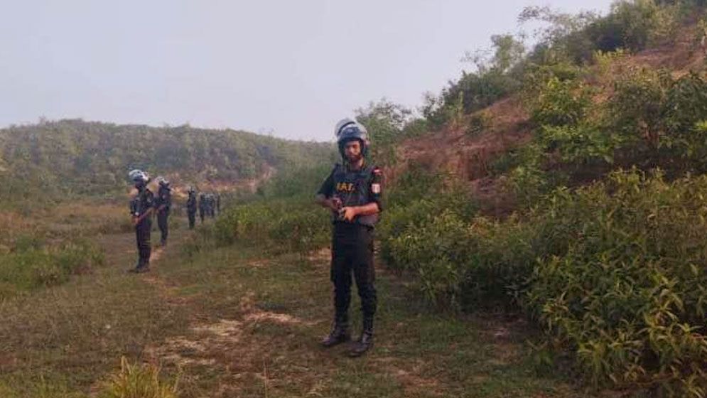 আরসার আস্তানায় র্যাবের অভিযান, গ্রেনেড-রকেট শেলসহ আটক ২