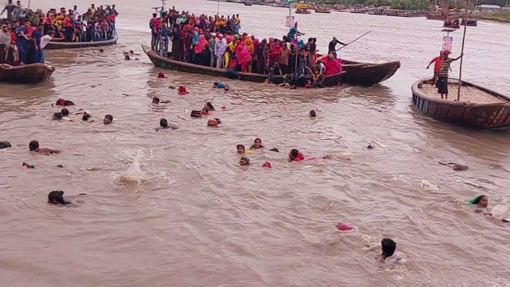 অর্ধশতাধিক যাত্রী নিয়ে মোংলায় নৌকাডুবি