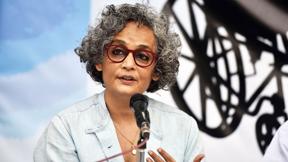 বলিষ্ঠ কণ্ঠস্বরের জন্য ‘পেন পিন্টার’ পুরস্কার পেলেন অরুন্ধতী রায়