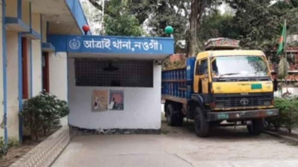 আত্রাইয়ে ১৯ হাজার কেজি চালসহ ট্রাক জব্দ ক্রেতা ও চালক আটক