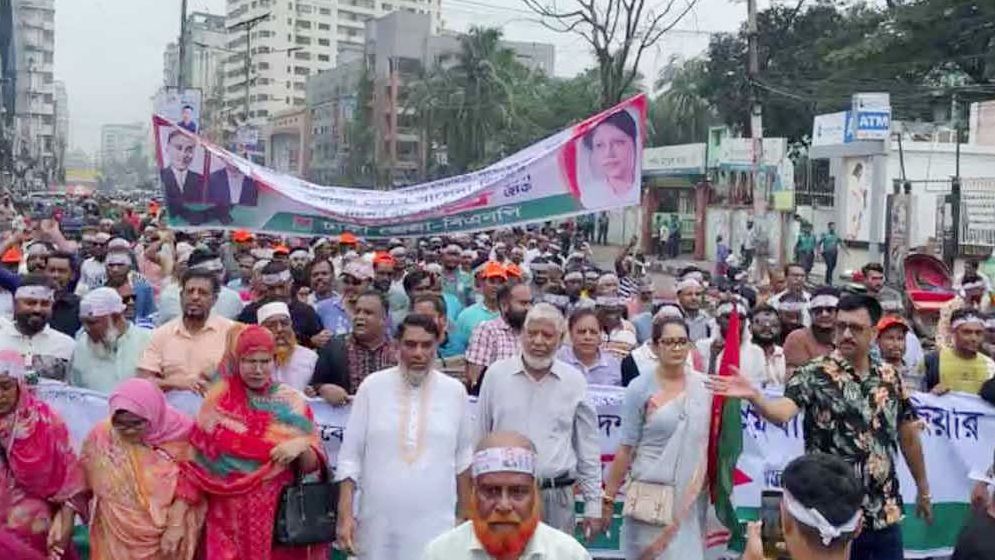 বিএনপি নেতাকর্মীরা নয়াপল্টনে জড়ো হচ্ছেন