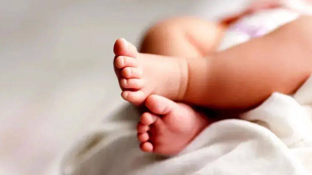 কবরে রাখতে গিয়ে কান্না করে উঠল নবজাতক!