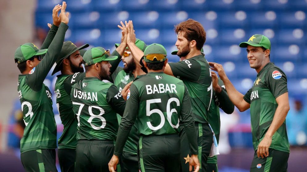 পাকিস্তানের পেসারদের উপর্যুপরি আঘাতে বিপর্যস্ত আয়ারল্যান্ড