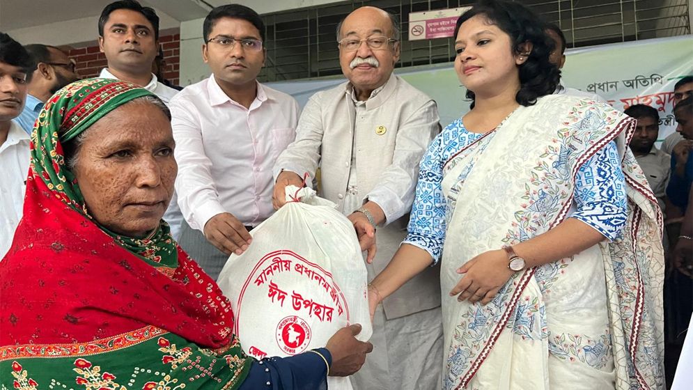 নরসিংদীতে প্রধানমন্ত্রীর ঈদ উপহার বিতরণ করলেন শিল্পমন্ত্রী