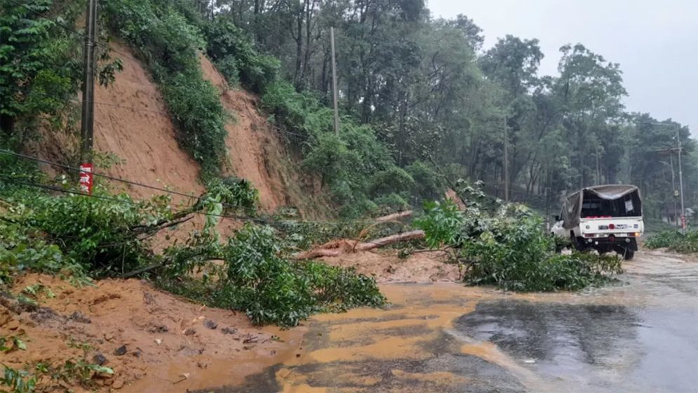 টানা বৃষ্টিতে পাহাড় ধসের শঙ্কা