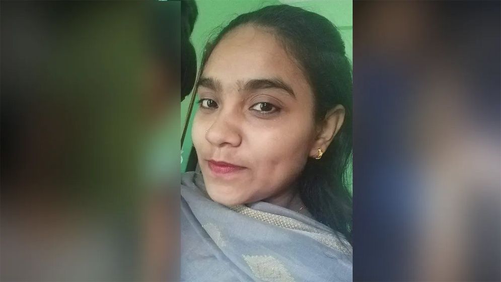 প্রেমের টানে ৩ মেয়েকে নিয়ে ঘর ছাড়লেন গৃহবধূ