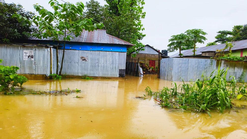 জুড়ীতে ভয়াবহ বন্যায় পানিতে ভাসছে গ্রামের পর গ্রাম