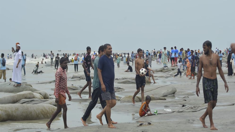ঈদের পঞ্চম দিনেও পর্যটকে মুখর কুয়াকাটা সমুদ্র সৈকত