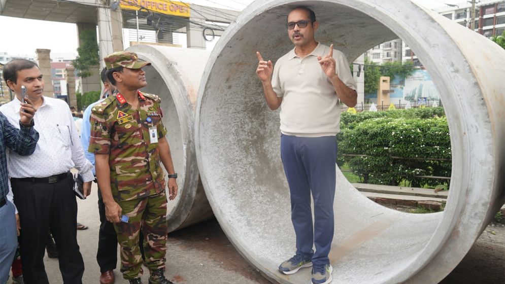 বাড়ির অবৈধ অংশ ভেঙে জায়গা ছেড়ে দিন