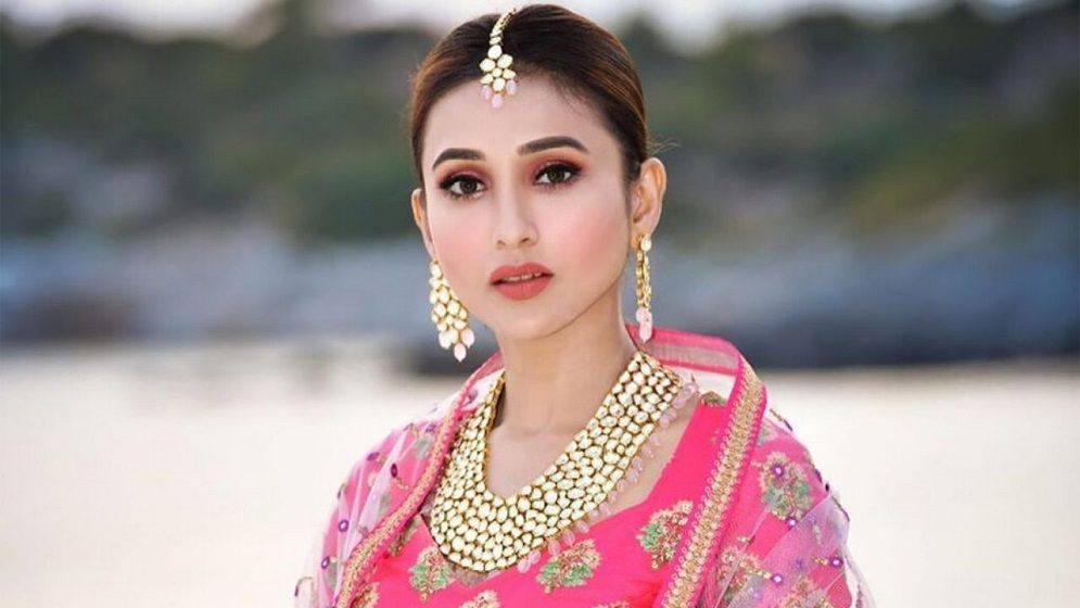 বিদেশে গিয়ে মহাবিপদে মিমি, সাহায্যে এগিয়ে এলেন বাংলাদেশি