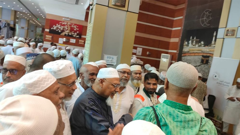মক্কায় হাজীদের খোঁজ নিলেন ধর্মমন্ত্রী