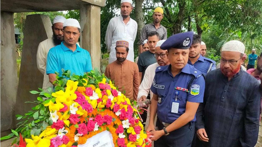 সহকর্মীর গুলিতে নিহত কনস্টেবল মনিরুলের দাফন সম্পন্ন