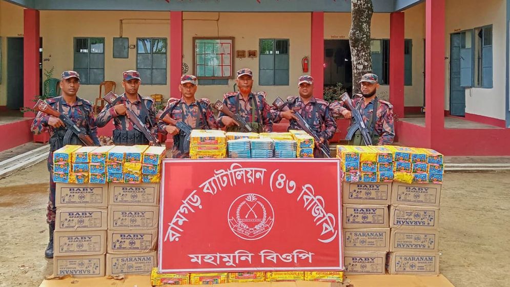 রামগড়ে সীমান্তে ভারতীয় আতশবাজি ও ওষুধ জব্দ 