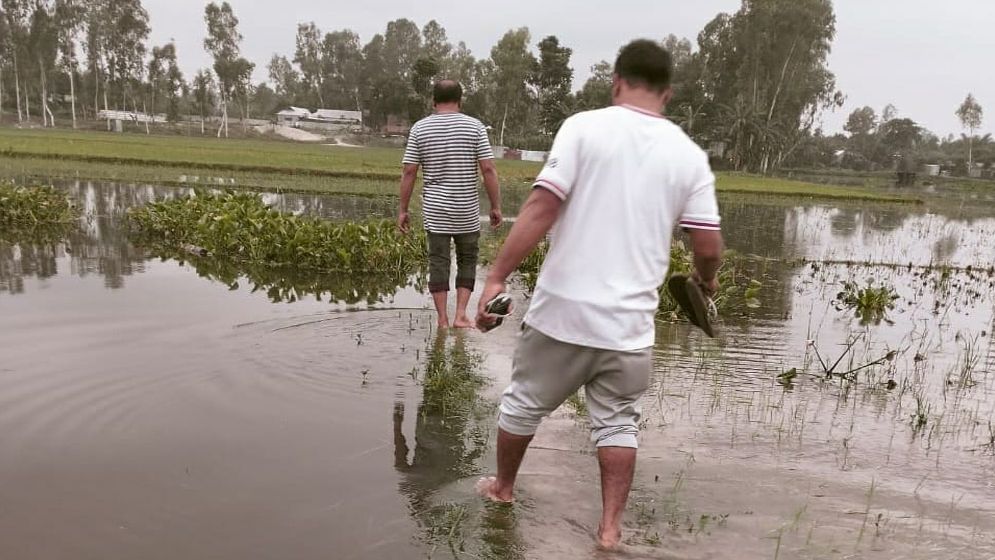 রৌমারীতে রাস্তা না থাকায় বিপাকে গ্রামবাসী