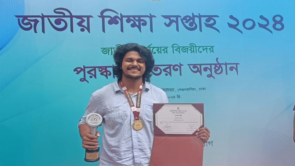 আবৃত্তি প্রতিযোগিতায় জাতীয় পর্যায়ে চ্যাম্পিয়ন মানিকগঞ্জের দেবজ্যোতি