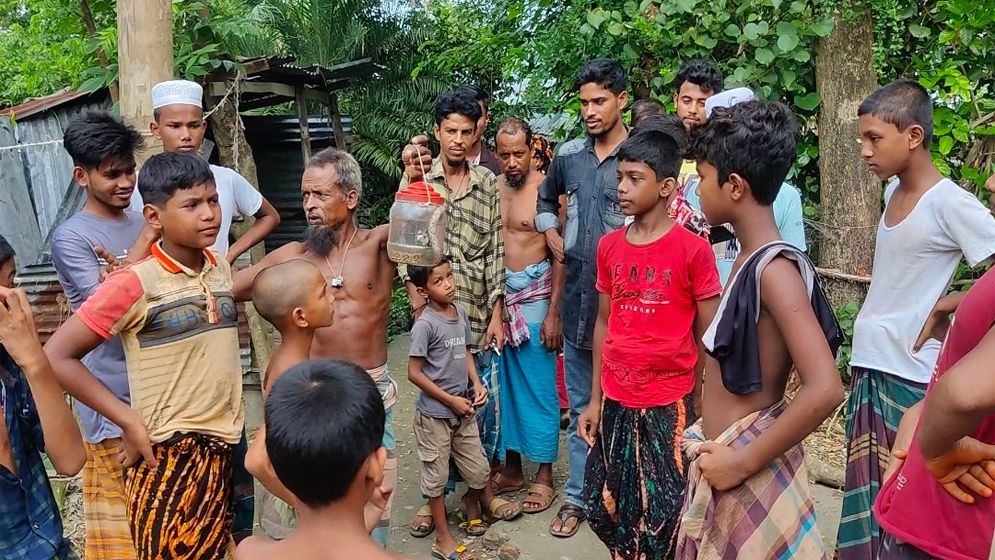 কৃষকের জালে রাসেলস ভাইপার, প্লাস্টিকের কৌটায় সংরক্ষণ