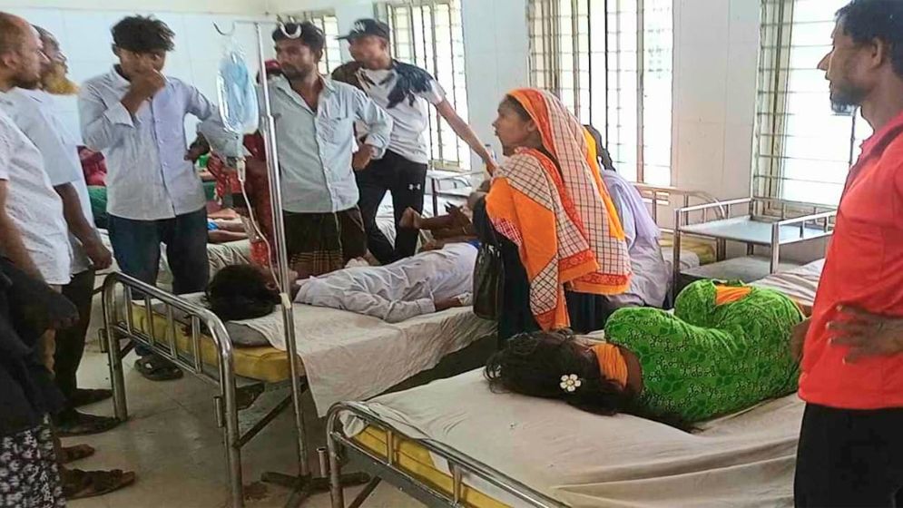 স্কুলে ঢুকে ৪ শিক্ষার্থীকে কুপিয়ে আহত করলেন নারী