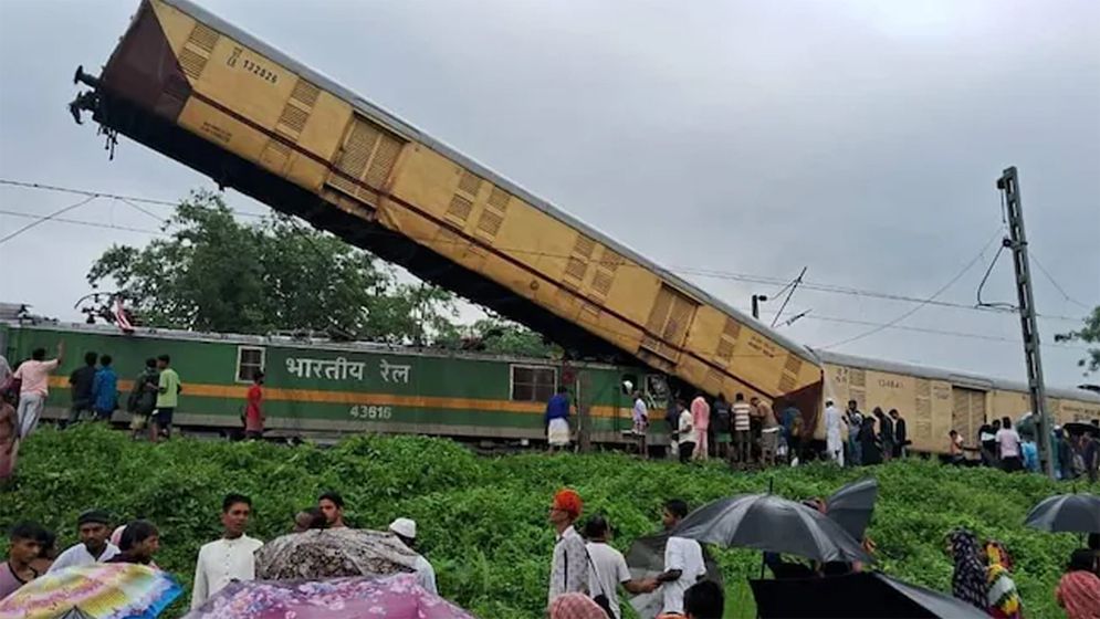 ভারতে ট্রেন দুর্ঘটনায় নিহত বেড়ে ১৫