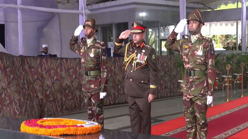 নতুন সেনাপ্রধানের বঙ্গবন্ধুর প্রতিকৃতিতে শ্রদ্ধা